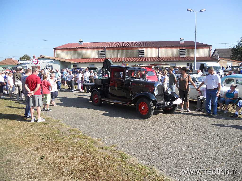 2011_rustenhart (131).jpg - 02/10/2011 - 68740 RUSTENHART 31ème Randonnée Internationale des Vendanges - Le défilé - CITROEN C4, le moteur et la scie à ruban